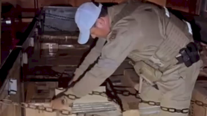 Fuga e prisão: PMRv apreende 60 mil maços de cigarros contrabandeados na SC-135