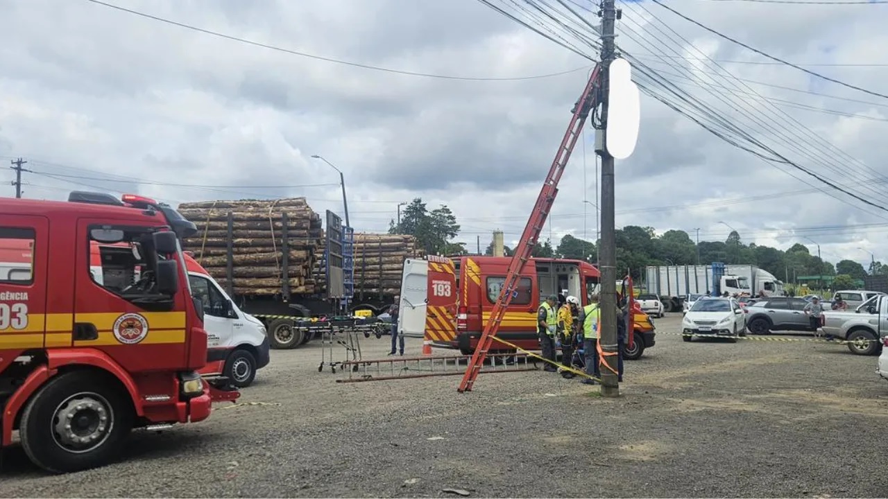 Homem que trabalhava em poste morre após receber choque elétrico em SC