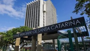 Justiça mantém suspensão de lei que proíbe cotas raciais em universidades públicas de SC