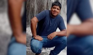 Motociclista morre após colisão traseira com caminhão em SC