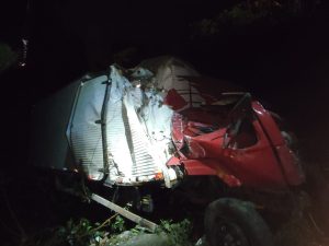 Caminhão cai após atingir cabeceira de ponte no Oeste