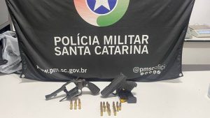 Perseguição e acidente: PM prende dupla armada com roupas camufladas após roubo de carro em Chapecó