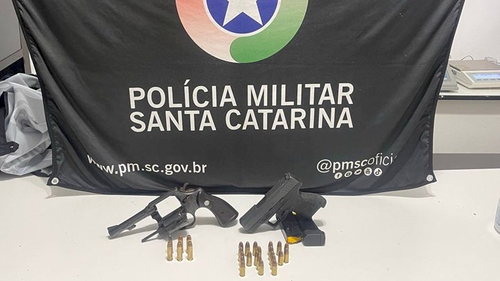 Perseguição e acidente: PM prende dupla armada com roupas camufladas após roubo de carro em Chapecó