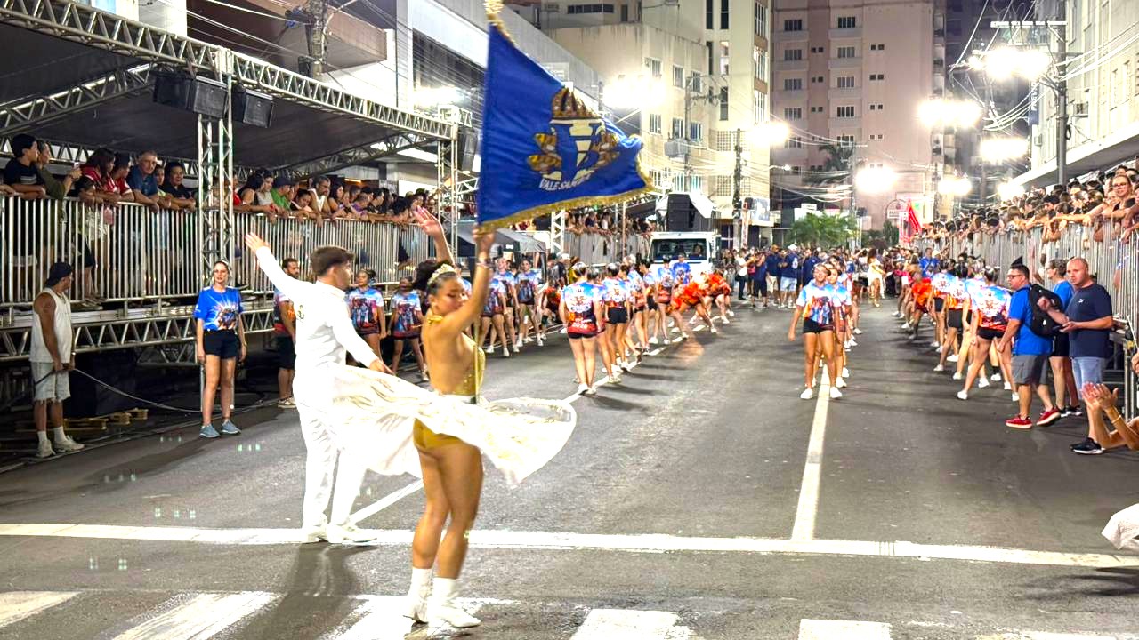 Das cinzas à Avenida: Vale Samba supera perda total do barracão e busca o bicampeonato com a força do Amor