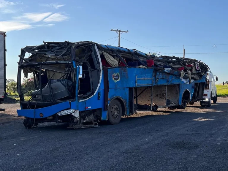 Polícia apura causas de tombamento de ônibus com trabalhadores rurais que deixou 8 mortos e 45 feridos na BR-153
