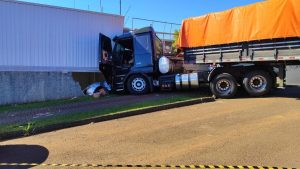 Carreta desgovernada arrasta carro e colide em empresa no Oeste