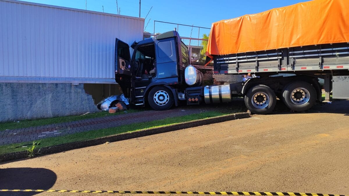 Carreta desgovernada arrasta carro e colide em empresa no Oeste