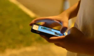 Nova lei proíbe rolagem infinita para menores na internet