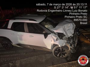 Caminhonete capota na SC-135 e motorista desaparece; três pessoas de uma mesma família ficam feridas