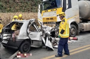 Tragédia na BR-470: Quatro pessoas morrem em grave colisão entre carro e carreta em Brunópolis