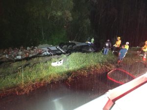 Caminhoneiro fica preso às ferragens após carreta sair da pista na BR-116