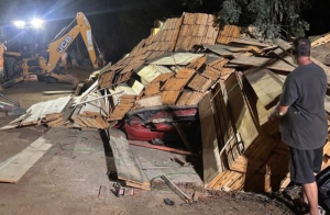 Grávida e homem morrem após caminhão tombar na SC-435