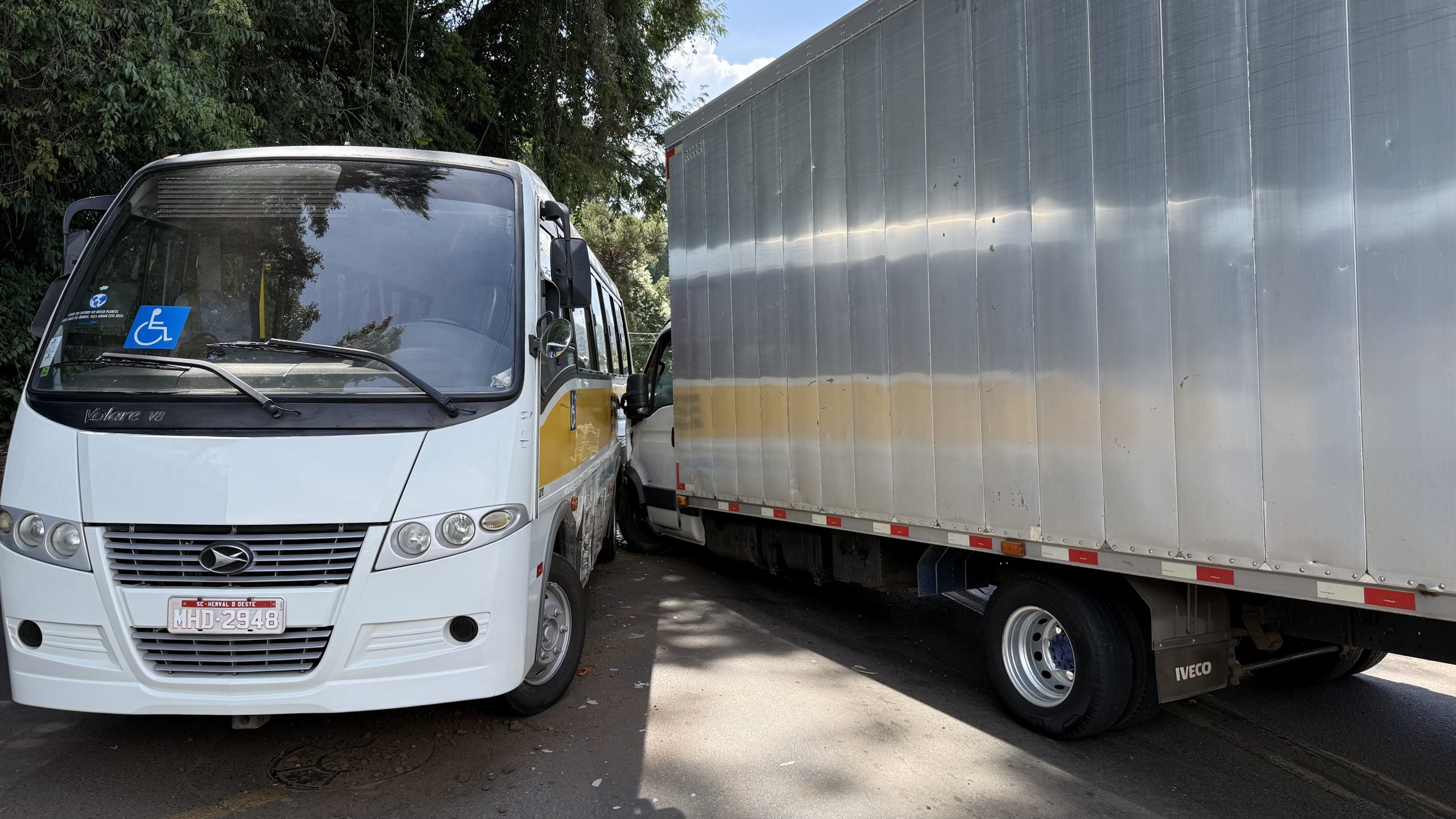 Susto na Avenida Santa Terezinha: Ônibus com alunos da APAE e caminhão colidem em Joaçaba