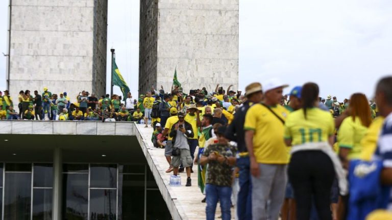Catarinense condenado pelo 8/1 obtém refúgio na Argentina