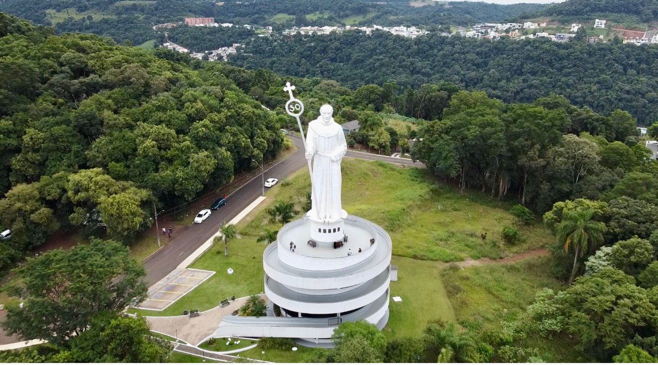 Mais de 500 pessoas visitam o Monumento Frei Bruno no fim de semana, em Joaçaba