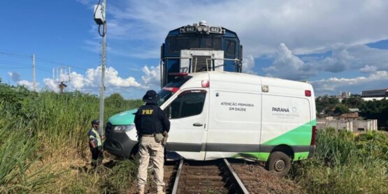 Trem arrasta ambulância no PR e deixa vários feridos