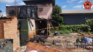 Incêndio destrói residência em Campos Novos neste domingo