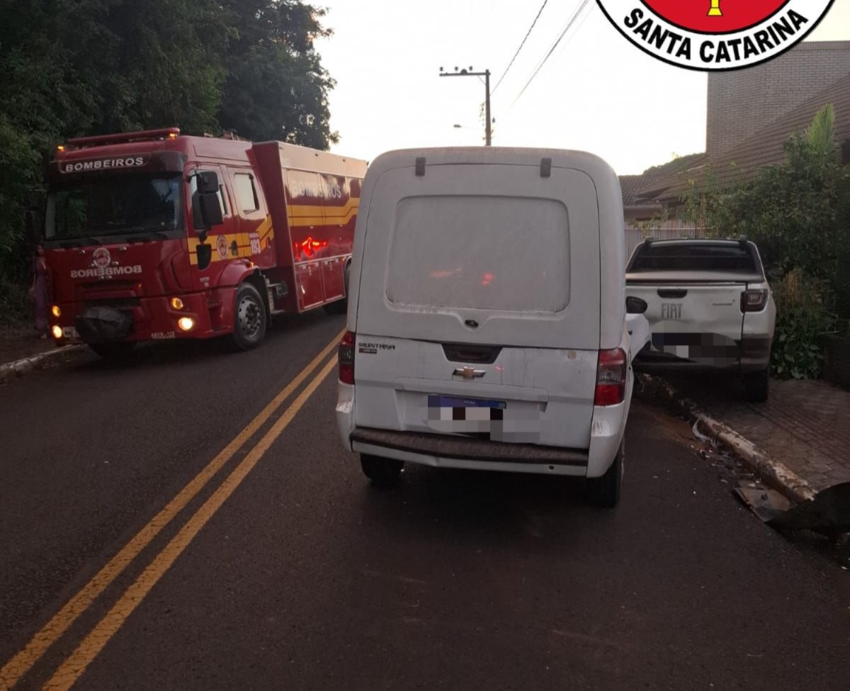 Jovem de 18 anos fica ferida após colisão contra veículo estacionado em Pinheiro Preto