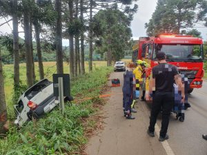 Motorista fica preso às ferragens após acidente no interior de Videira