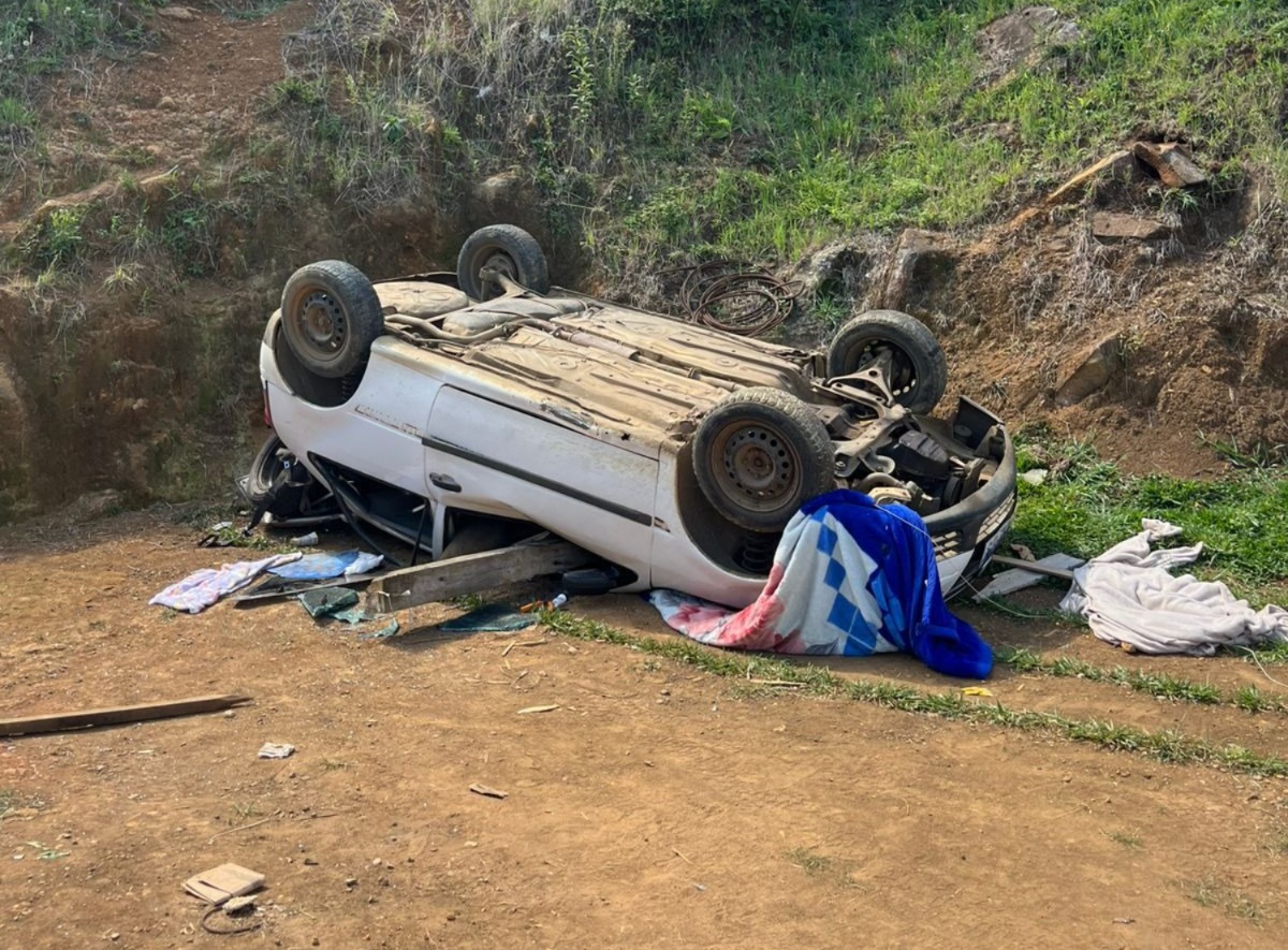 Mãe e filhas se envolvem em capotamento em Santa Cecília