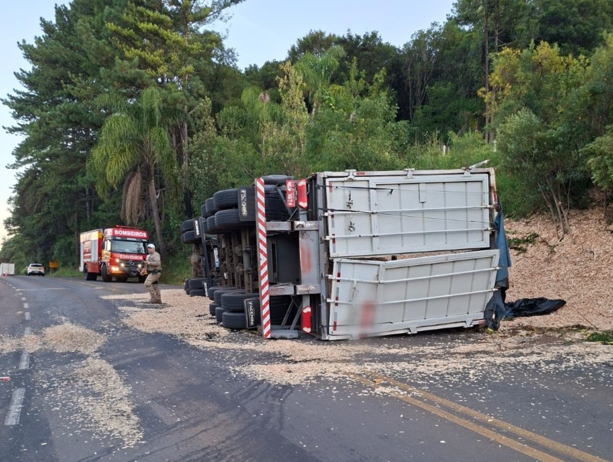 Caminhão tomba na SC-135 em Rio das Antas e motorista é levado ao hospital