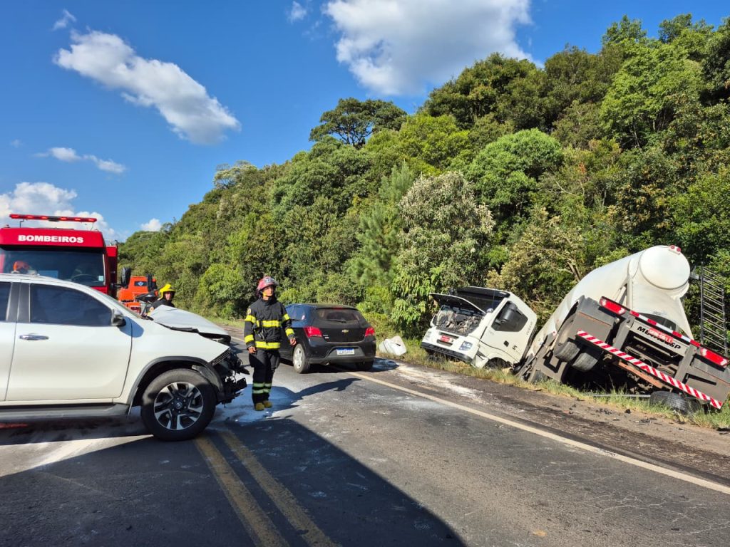 Colisão entre três veículos mobiliza bombeiros na BR-153 em Irani