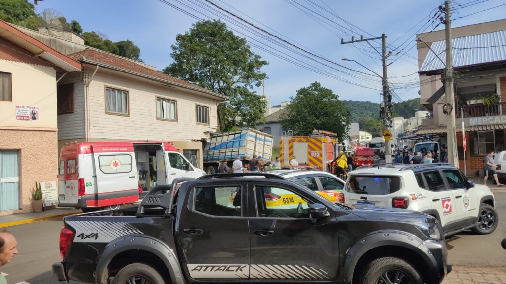 URGENTE: Caminhão sem freios atinge casa no centro de Ibicaré em local já marcado por acidentes