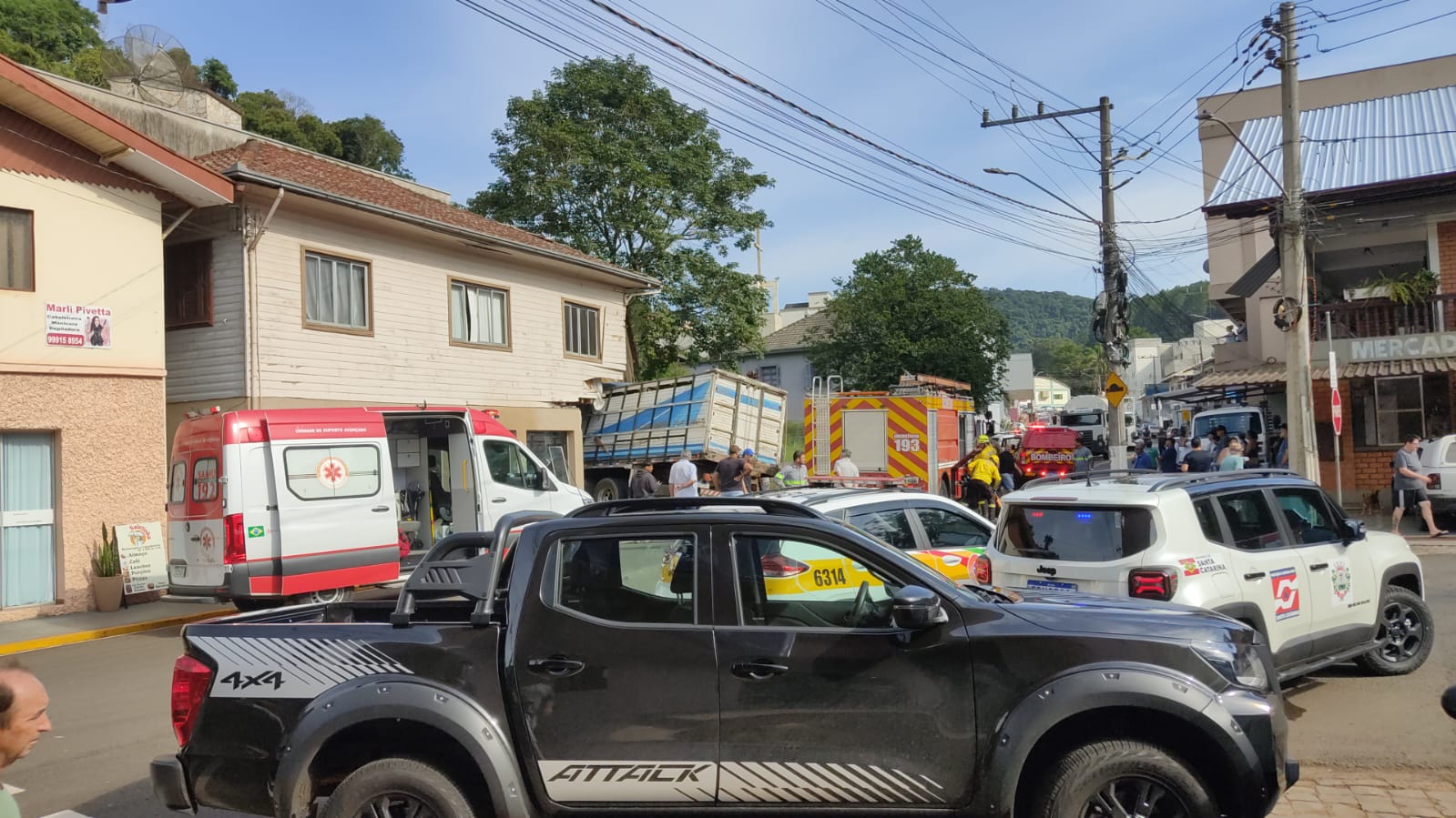 URGENTE: Caminhão sem freios atinge casa no centro de Ibicaré em local já marcado por acidentes