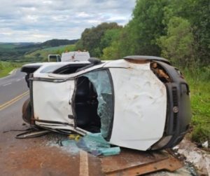 Motorista de veículo com placas de Campos Novos fica ferido em capotamento