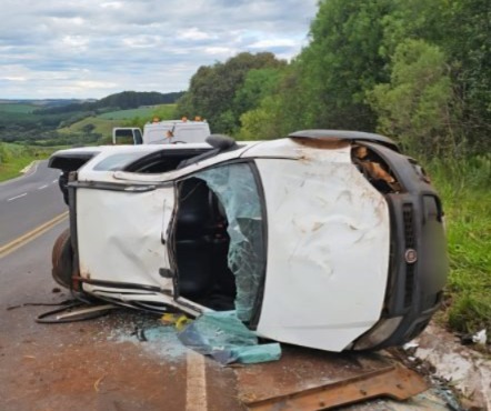 Motorista de veículo com placas de Campos Novos fica ferido em capotamento