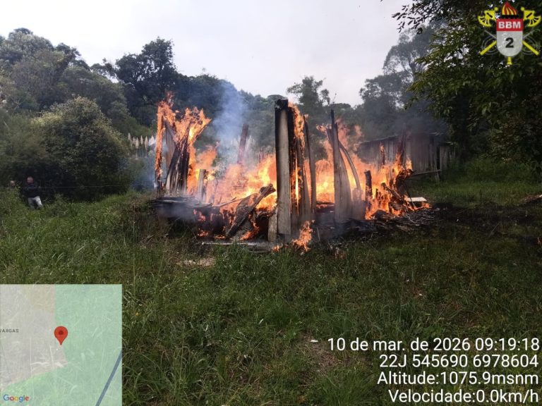 Incêndio destrói casa no interior de Curitibanos