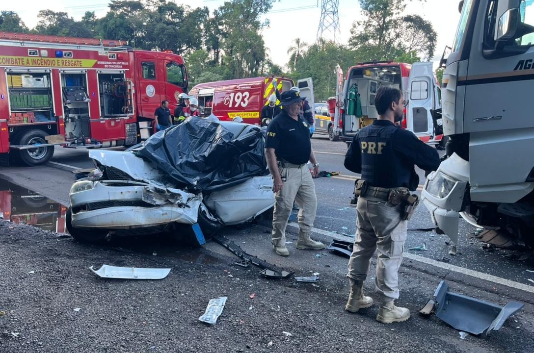 Homem morre e mulher fica gravemente ferida em acidente na BR-153