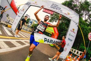 Douglas Silva conquista bicampeonato e bate recorde nos 21k Meio Oeste em Joaçaba