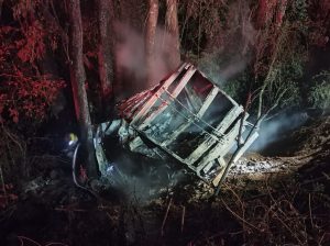 Veículo sai da pista, desce ribanceira e pega fogo no Oeste