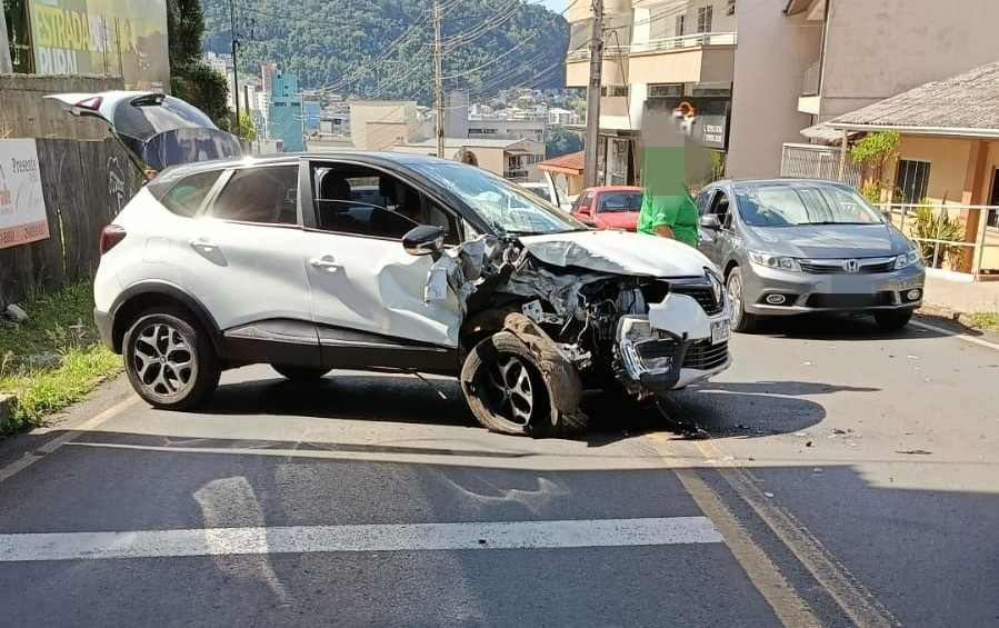 Carro bate contra posta na Santa Terezinha em Joaçaba