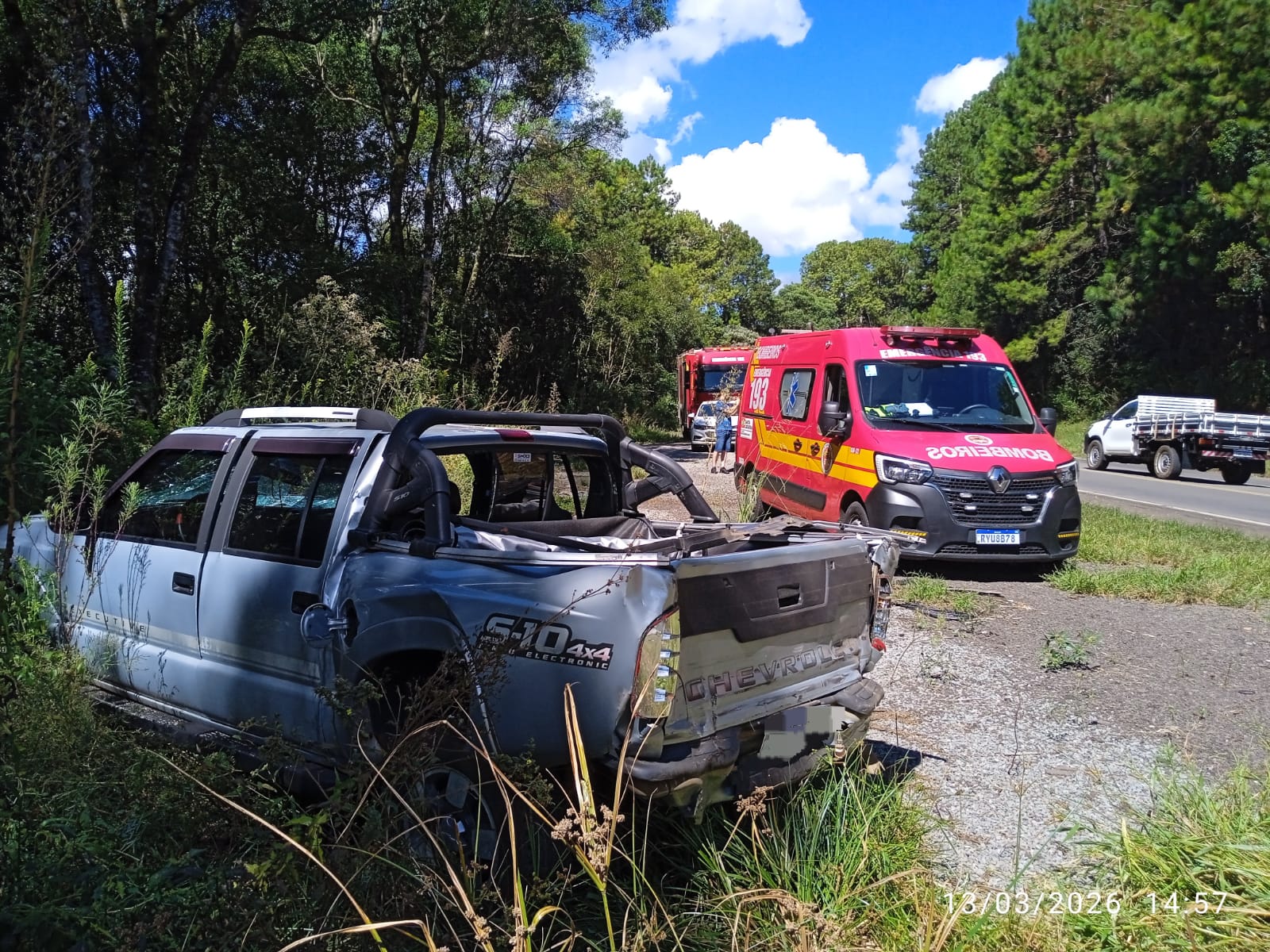 Acidente envolvendo caminhões e caminhonete mobiliza bombeiros na BR-282