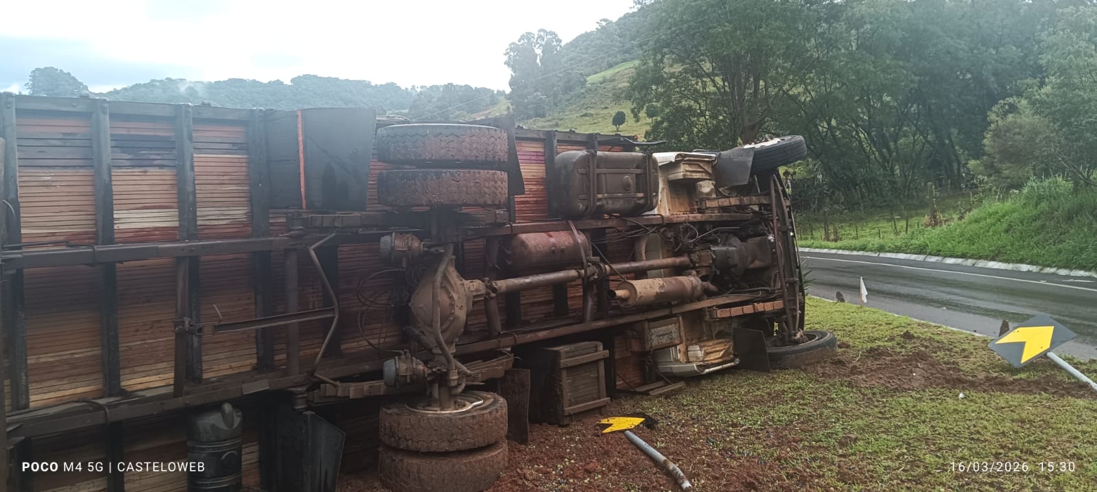 Caminhão carregado com uvas tomba após saída de pista em Jaborá