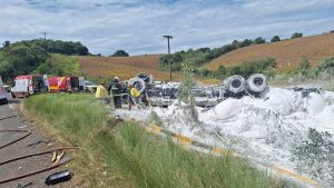 Duas pessoas ficam feridas em tombamento de carreta na SC-350