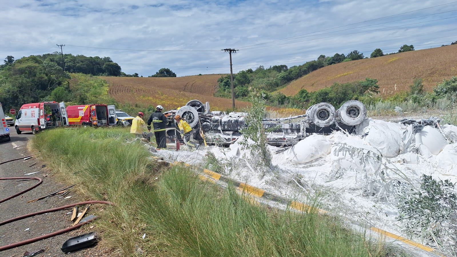 Duas pessoas ficam feridas em tombamento de carreta na SC-350
