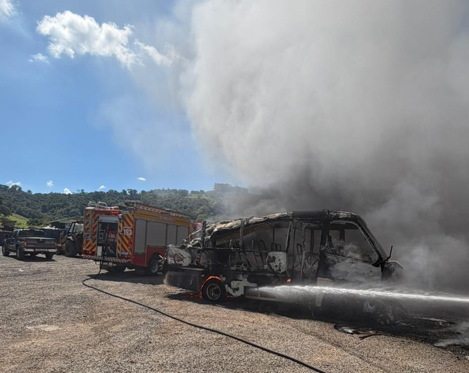Proprietário arrasta micro-ônibus em chamas para evitar incêndio em barracão, em Ouro