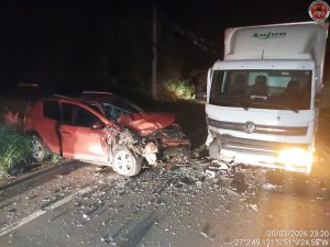 Colisão frontal entre carro e caminhão deixa duas pessoas feridas na SC-135