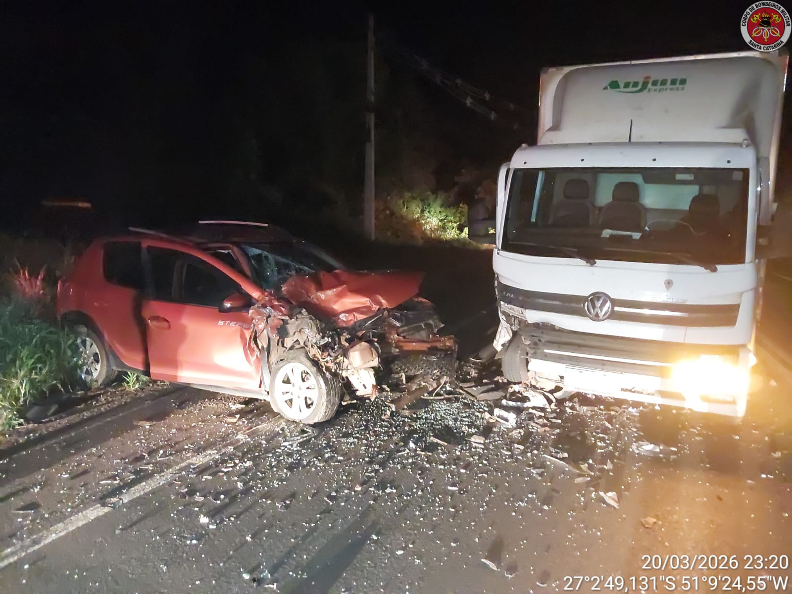 Colisão frontal entre carro e caminhão deixa duas pessoas feridas na SC-135
