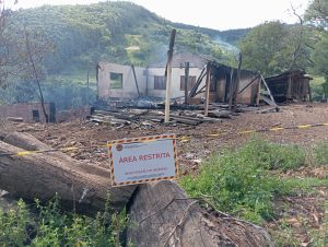 Incêndio destrói residência na área rural de Campo Erê na tarde deste sábado