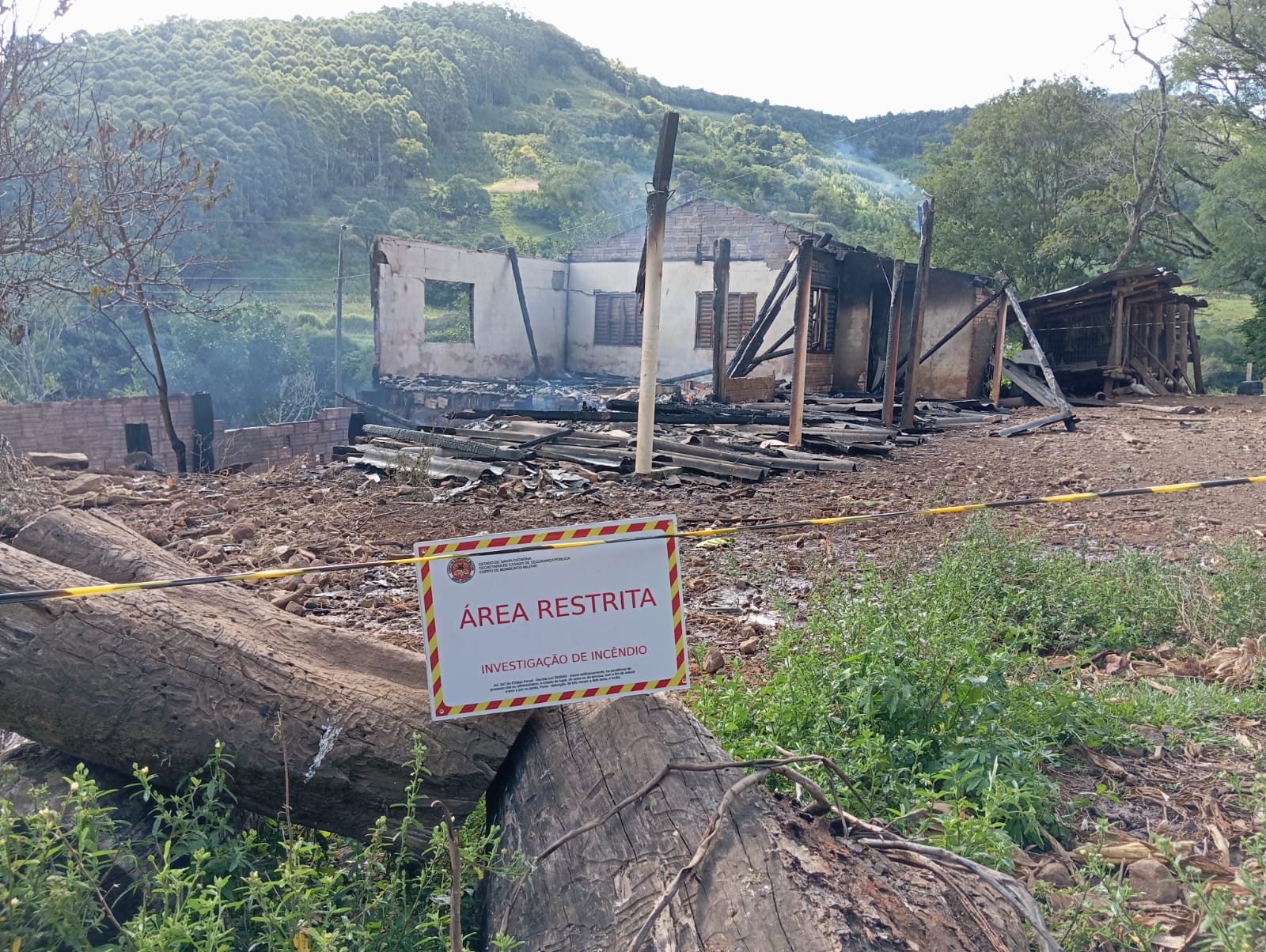 Incêndio destrói residência na área rural de Campo Erê na tarde deste sábado
