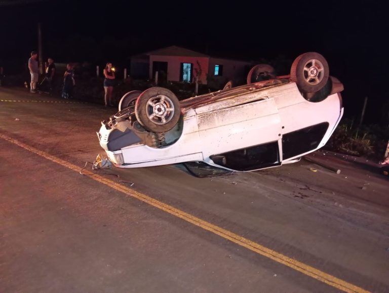 Motorista fica gravemente ferido após capotar carro com reboque e atingir outro veículo na SC-305