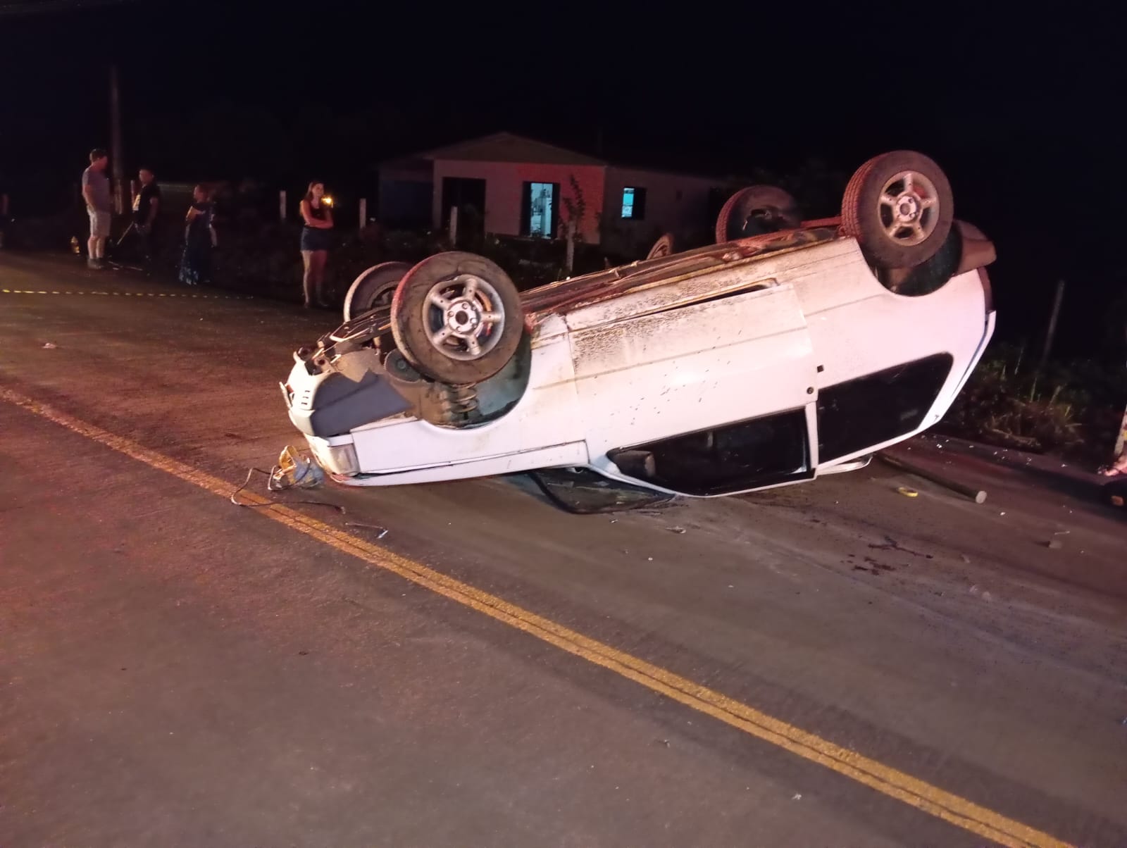 Motorista fica gravemente ferido após capotar carro com reboque e atingir outro veículo na SC-305