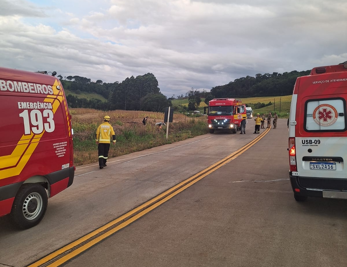 Saída de pista seguida de capotamento deixa duas pessoas feridas na BR-163