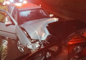 Mistério na madrugada: Motorista abandona veículo após colisão frontal em SC