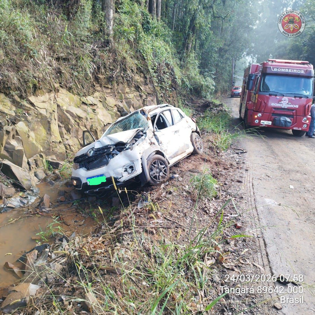 Jovem fica inconsciente após saída de pista e colisão no interior de Tangará