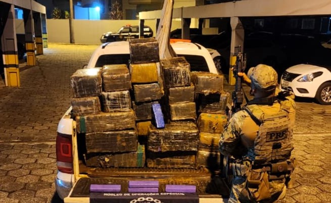 Quase uma tonelada de maconha é apreendida após perseguição em Água Doce